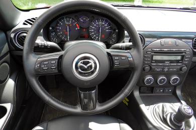 2014 Mazda MX-5 GT steering wheel