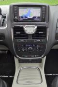 2015 Chrysler Town & Country Limited centre stack