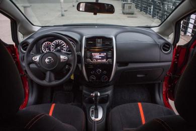 2015 Nissan Versa Note SR dashboard