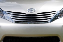 2015_Toyota_Sienna_LTD_013