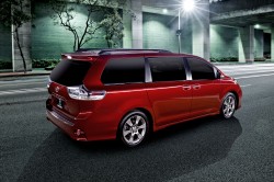 2015_Toyota_Sienna_SE_002