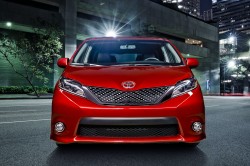 2015_Toyota_Sienna_SE_013