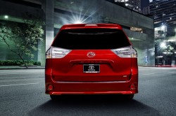 2015_Toyota_Sienna_SE_014