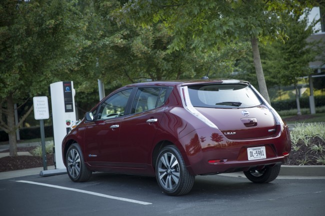 For the 2016 model year, LEAF adds a new 30 kWh battery for LEAF SV and LEAF SL models that delivers an EPA-estimated driving range of 107 miles.